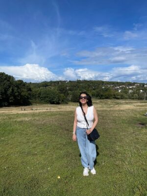 Sulagna Panigrahi Instagram - Swipe to make me me pose like a  90s mom😋 and then like a 2025 mom 😋

At #hampsteadheath one of my most favourite places in London 😍
London ki baat hi kuch aur hai 😝

p.c- @saishahjoseph 

#momlife #momposes #daddyonduty