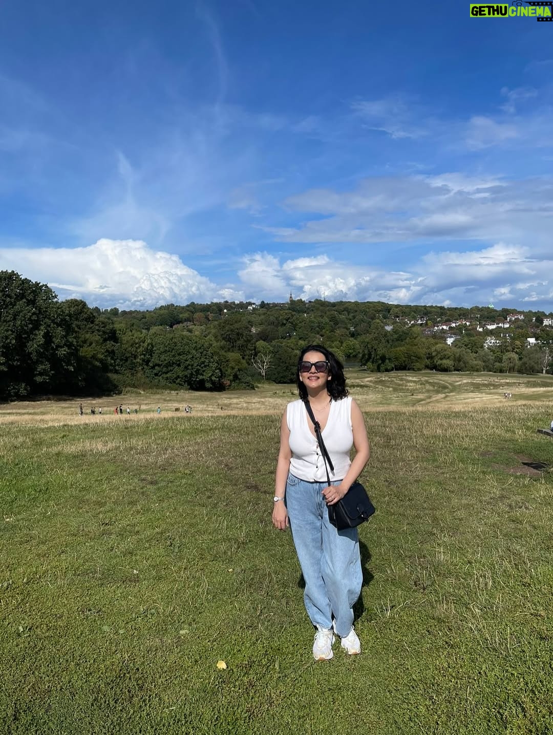 Sulagna Panigrahi - 3.3K Likes - Swipe to make me me pose like a  90s mom😋 and then like a 2025 mom 😋

At #hampsteadheath one of my most favourite places in London 😍
London ki baat hi kuch aur hai 😝

p.c- @saishahjoseph 

#momlife #momposes #daddyonduty