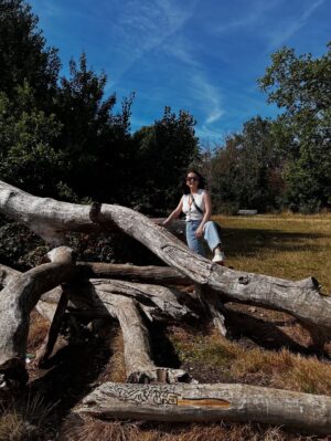 Sulagna Panigrahi Instagram - Swipe to make me me pose like a  90s mom😋 and then like a 2025 mom 😋

At #hampsteadheath one of my most favourite places in London 😍
London ki baat hi kuch aur hai 😝

p.c- @saishahjoseph 

#momlife #momposes #daddyonduty