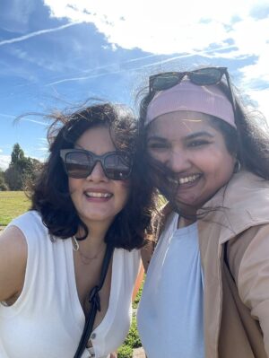 Sulagna Panigrahi Instagram - Swipe to make me me pose like a  90s mom😋 and then like a 2025 mom 😋

At #hampsteadheath one of my most favourite places in London 😍
London ki baat hi kuch aur hai 😝

p.c- @saishahjoseph 

#momlife #momposes #daddyonduty