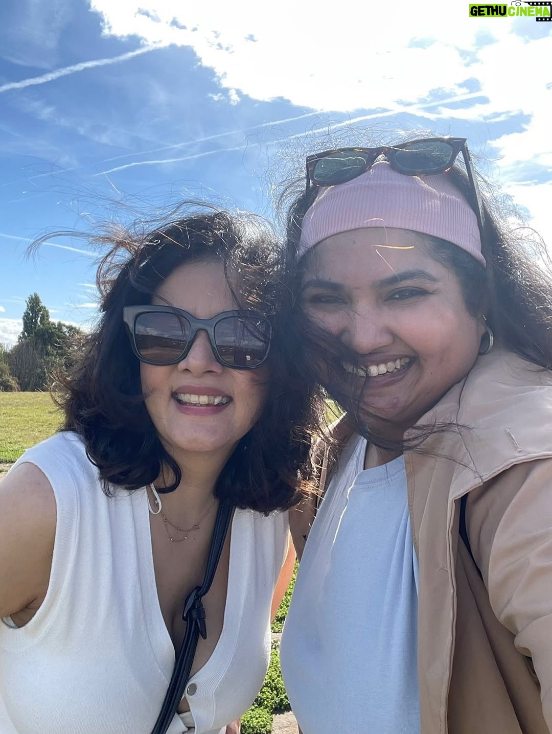 Sulagna Panigrahi - 3.3K Likes - Swipe to make me me pose like a  90s mom😋 and then like a 2025 mom 😋

At #hampsteadheath one of my most favourite places in London 😍
London ki baat hi kuch aur hai 😝

p.c- @saishahjoseph 

#momlife #momposes #daddyonduty