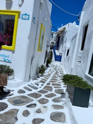 Sully Sáenz Instagram - Mykonos 🇬🇷 🫶 🌸
“La vida es un instante, y los momentos vividos son nuestro verdadero tesoro 🙏🏻. No dejes para mañana lo que te haga feliz hoy 🩵.”
#greece #mykonos
