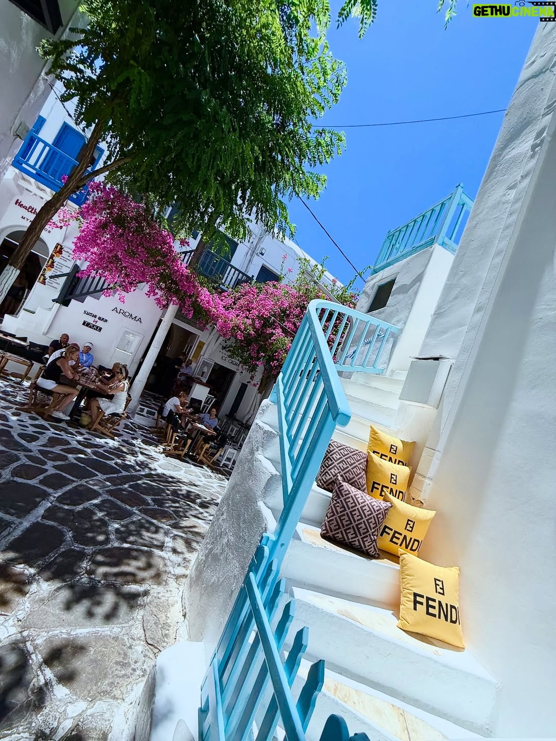 Sully Sáenz - 25.6K Likes - Mykonos 🇬🇷 🫶 🌸

“La vida es un instante, y los momentos vividos son nuestro verdadero tesoro 🙏🏻. No dejes para mañana lo que te haga feliz hoy 🩵.”

#greece #mykonos