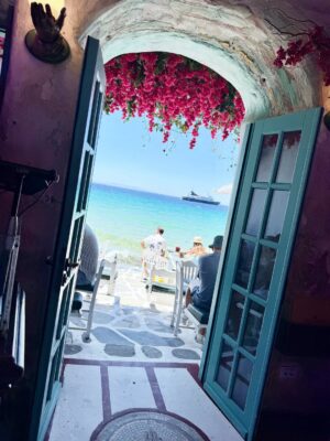 Sully Sáenz Instagram - Mykonos 🇬🇷 🫶 🌸
“La vida es un instante, y los momentos vividos son nuestro verdadero tesoro 🙏🏻. No dejes para mañana lo que te haga feliz hoy 🩵.”
#greece #mykonos