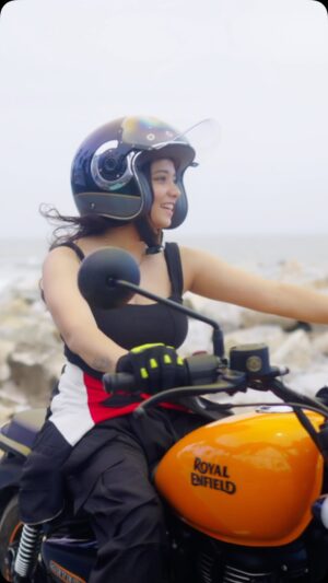 Suman Kothari Instagram - There is no way i am settling on just being a cutiepie when i can be the someone who doesn’t give a damn🔥😎
.
.

📸 skills : @shreepadgaonkar 

.
#bikergirl#creator#travel#royalenfield#indian