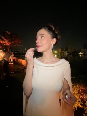 Sumaya Rida Instagram - About last night…
Opening the fifth edition of #RSIFF25, celebrating our shared love for cinema 🤍
An honor and a true joy to be part of this beautiful milestone for our beloved festival @redseafilm 

Thank you @fredjewelry for the Stunning Diamond Set 
Wearing A Couture Suit Reinterpretation by @aliciaruedaatelier 
Full look production by @illayproductions
MUAH @josselynramirez13

Photography @ammarparis & @danieleventurelliphoto 
And heartfelt thanks to @mayareldegwey for the support 🤍