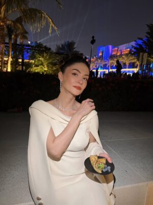 Sumaya Rida Instagram - About last night…
Opening the fifth edition of #RSIFF25, celebrating our shared love for cinema 🤍
An honor and a true joy to be part of this beautiful milestone for our beloved festival @redseafilm 

Thank you @fredjewelry for the Stunning Diamond Set 
Wearing A Couture Suit Reinterpretation by @aliciaruedaatelier 
Full look production by @illayproductions
MUAH @josselynramirez13

Photography @ammarparis & @danieleventurelliphoto 
And heartfelt thanks to @mayareldegwey for the support 🤍