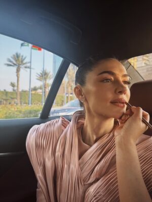Sumaya Rida Instagram - Souk in the morning, Cultural Fund reception in the afternoon and film screenings in the evening.. 
A packed full festival rhythm @redseafilm 
Had to choose a look made to move through it all with ease..

Wearing @fredjewelry 
Pink Suit @inmalinares
Super Lasting MUAH & Photography @josselynramirez13 @ammarparis 
Look production @illayproductions 
Management @mayareldegwey
