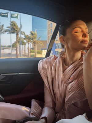 Sumaya Rida Instagram - Souk in the morning, Cultural Fund reception in the afternoon and film screenings in the evening.. 
A packed full festival rhythm @redseafilm 
Had to choose a look made to move through it all with ease..

Wearing @fredjewelry 
Pink Suit @inmalinares
Super Lasting MUAH & Photography @josselynramirez13 @ammarparis 
Look production @illayproductions 
Management @mayareldegwey