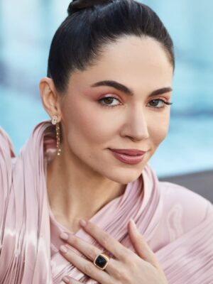 Sumaya Rida Instagram - Souk in the morning, Cultural Fund reception in the afternoon and film screenings in the evening.. 
A packed full festival rhythm @redseafilm 
Had to choose a look made to move through it all with ease..

Wearing @fredjewelry 
Pink Suit @inmalinares
Super Lasting MUAH & Photography @josselynramirez13 @ammarparis 
Look production @illayproductions 
Management @mayareldegwey
