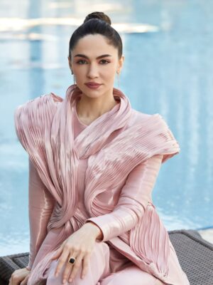 Sumaya Rida Instagram - Souk in the morning, Cultural Fund reception in the afternoon and film screenings in the evening.. 
A packed full festival rhythm @redseafilm 
Had to choose a look made to move through it all with ease..

Wearing @fredjewelry 
Pink Suit @inmalinares
Super Lasting MUAH & Photography @josselynramirez13 @ammarparis 
Look production @illayproductions 
Management @mayareldegwey