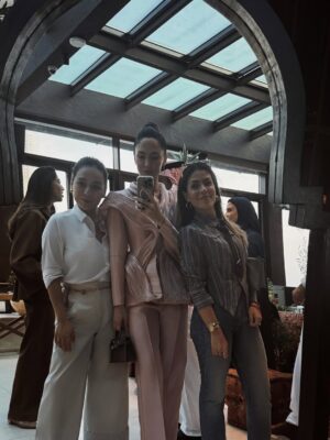 Sumaya Rida Instagram - Souk in the morning, Cultural Fund reception in the afternoon and film screenings in the evening.. 
A packed full festival rhythm @redseafilm 
Had to choose a look made to move through it all with ease..

Wearing @fredjewelry 
Pink Suit @inmalinares
Super Lasting MUAH & Photography @josselynramirez13 @ammarparis 
Look production @illayproductions 
Management @mayareldegwey