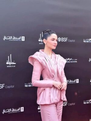Sumaya Rida Instagram - Souk in the morning, Cultural Fund reception in the afternoon and film screenings in the evening.. 
A packed full festival rhythm @redseafilm 
Had to choose a look made to move through it all with ease..

Wearing @fredjewelry 
Pink Suit @inmalinares
Super Lasting MUAH & Photography @josselynramirez13 @ammarparis 
Look production @illayproductions 
Management @mayareldegwey