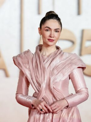 Sumaya Rida Instagram - Souk in the morning, Cultural Fund reception in the afternoon and film screenings in the evening.. 
A packed full festival rhythm @redseafilm 
Had to choose a look made to move through it all with ease..

Wearing @fredjewelry 
Pink Suit @inmalinares
Super Lasting MUAH & Photography @josselynramirez13 @ammarparis 
Look production @illayproductions 
Management @mayareldegwey
