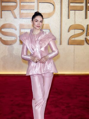 Sumaya Rida Instagram - Souk in the morning, Cultural Fund reception in the afternoon and film screenings in the evening.. 
A packed full festival rhythm @redseafilm 
Had to choose a look made to move through it all with ease..

Wearing @fredjewelry 
Pink Suit @inmalinares
Super Lasting MUAH & Photography @josselynramirez13 @ammarparis 
Look production @illayproductions 
Management @mayareldegwey