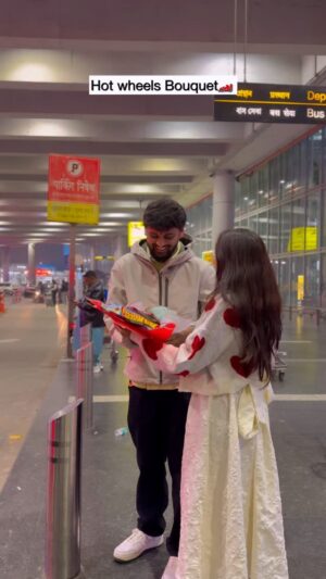 Sumedha Bhattacharyya Instagram - Hot Wheels Bouquet for him🧿🙈🛞 🌹 #bouquet #creative #creativity #couplegoal