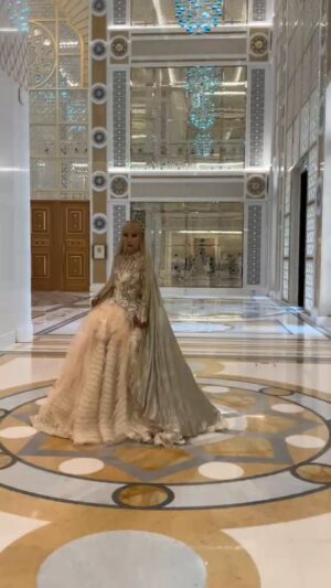 Sumi Jo Instagram - 어젯밤,, Last night at the Qasr Al Watan Palace in Abu Dhabi, UAE! 아부다비 카스르 알 와탄 궁전에서. 신비롭고 아름다운 에미리트 대통령궁에서의 첫 공연 바로 직전! 휴.. 긴장 풀기 !! 

Last night at the Qasr Al Watan Palace in Abu Dhabi, UAE, I tried to unwind before my first performance at the Emirates’ mysterious and breathtaking Presidential Palace! 

Dress @denicheur.official Video & Coordinator @mini_love_park @_savestar @pianist_samuel_park

#SumiJo #조수미 #에미레이트 #AbuDhabi #UAE #Emirates #아부다비 #아랍에미리트 #문화UAE와한국을잇다 #QasrAlWatan