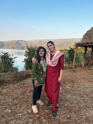 Surabhi Hande Instagram - महाराष्ट्रातील सातारा जिल्ह्यातील अशी गाव जिथे पोहोचण्यासाठी बोटीने प्रवास करावा लागतो. हा भाग दुर्गम असला तरी माझ्यामते इथेच आयुष्याच सुख आहे. इथली माणसं खूपच सुंदर आहेत. सर्वांनी आम्हाला प्रेम दिलं, विचार दिले, त्यांची रोजच्या जीवनातील शाश्वत जीवनशैली शिकवली. 

January 2025 मधील पहिलाच प्रोजेक्ट अभिनेत्री सुरभी हांडेसोबत केला. Anushree Films प्रस्तुत “गाववाटा” ही Travel Series शूट करताना खूप धम्माल आली. संपूर्ण टीम खूपच मेहनती आणि छान होती. तुम्ही गाववाटा सीरीज अजूनही पाहिली नसेल तर आताच जाऊन बघा. आणि तुम्हाला ही सीरीज कशी वाटली हे कमेंट्स करून नक्की सांगा. 

Casting & PR Exclusively Managed by @foreverprofficial ♥️🧿

#latepost #surabhihande #foreverpr #gavvata #celebrity #pr