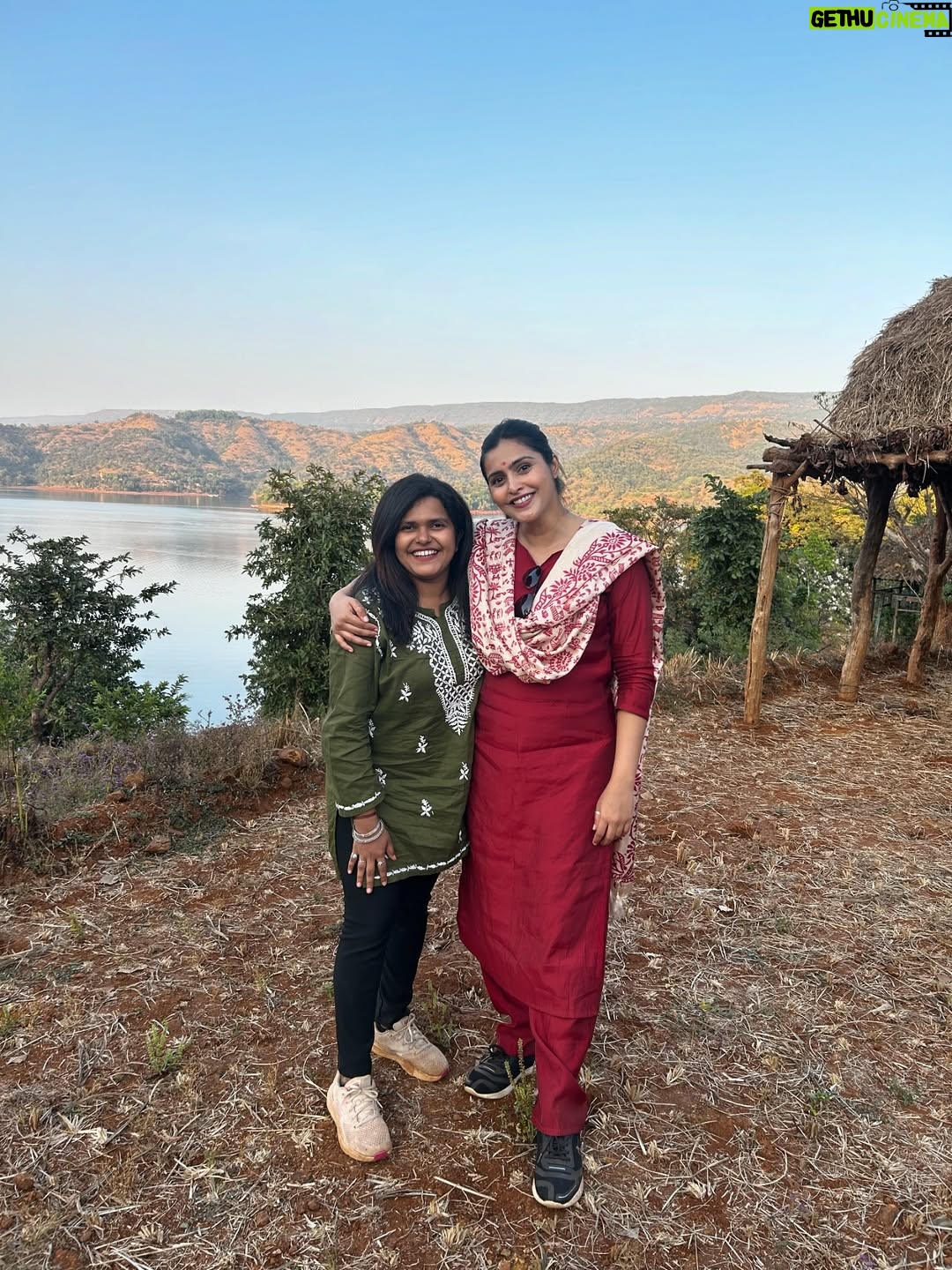 Surabhi Hande - 2.8K Likes - महाराष्ट्रातील सातारा जिल्ह्यातील अशी गाव जिथे पोहोचण्यासाठी बोटीने प्रवास करावा लागतो. हा भाग दुर्गम असला तरी माझ्यामते इथेच आयुष्याच सुख आहे. इथली माणसं खूपच सुंदर आहेत. सर्वांनी आम्हाला प्रेम दिलं, विचार दिले, त्यांची रोजच्या जीवनातील शाश्वत जीवनशैली शिकवली. 

January 2025 मधील पहिलाच प्रोजेक्ट अभिनेत्री सुरभी हांडेसोबत केला. Anushree Films प्रस्तुत “गाववाटा” ही Travel Series शूट करताना खूप धम्माल आली. संपूर्ण टीम खूपच मेहनती आणि छान होती. तुम्ही गाववाटा सीरीज अजूनही पाहिली नसेल तर आताच जाऊन बघा. आणि तुम्हाला ही सीरीज कशी वाटली हे कमेंट्स करून नक्की सांगा. 

Casting & PR Exclusively Managed by @foreverprofficial ♥️🧿

#latepost #surabhihande #foreverpr #gavvata #celebrity #pr