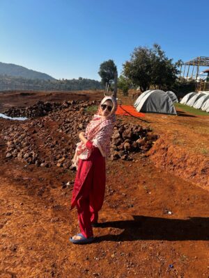 Surabhi Hande Instagram - महाराष्ट्रातील सातारा जिल्ह्यातील अशी गाव जिथे पोहोचण्यासाठी बोटीने प्रवास करावा लागतो. हा भाग दुर्गम असला तरी माझ्यामते इथेच आयुष्याच सुख आहे. इथली माणसं खूपच सुंदर आहेत. सर्वांनी आम्हाला प्रेम दिलं, विचार दिले, त्यांची रोजच्या जीवनातील शाश्वत जीवनशैली शिकवली. 

January 2025 मधील पहिलाच प्रोजेक्ट अभिनेत्री सुरभी हांडेसोबत केला. Anushree Films प्रस्तुत “गाववाटा” ही Travel Series शूट करताना खूप धम्माल आली. संपूर्ण टीम खूपच मेहनती आणि छान होती. तुम्ही गाववाटा सीरीज अजूनही पाहिली नसेल तर आताच जाऊन बघा. आणि तुम्हाला ही सीरीज कशी वाटली हे कमेंट्स करून नक्की सांगा. 

Casting & PR Exclusively Managed by @foreverprofficial ♥️🧿

#latepost #surabhihande #foreverpr #gavvata #celebrity #pr