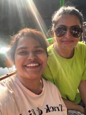 Surabhi Hande Instagram - महाराष्ट्रातील सातारा जिल्ह्यातील अशी गाव जिथे पोहोचण्यासाठी बोटीने प्रवास करावा लागतो. हा भाग दुर्गम असला तरी माझ्यामते इथेच आयुष्याच सुख आहे. इथली माणसं खूपच सुंदर आहेत. सर्वांनी आम्हाला प्रेम दिलं, विचार दिले, त्यांची रोजच्या जीवनातील शाश्वत जीवनशैली शिकवली. 

January 2025 मधील पहिलाच प्रोजेक्ट अभिनेत्री सुरभी हांडेसोबत केला. Anushree Films प्रस्तुत “गाववाटा” ही Travel Series शूट करताना खूप धम्माल आली. संपूर्ण टीम खूपच मेहनती आणि छान होती. तुम्ही गाववाटा सीरीज अजूनही पाहिली नसेल तर आताच जाऊन बघा. आणि तुम्हाला ही सीरीज कशी वाटली हे कमेंट्स करून नक्की सांगा. 

Casting & PR Exclusively Managed by @foreverprofficial ♥️🧿

#latepost #surabhihande #foreverpr #gavvata #celebrity #pr