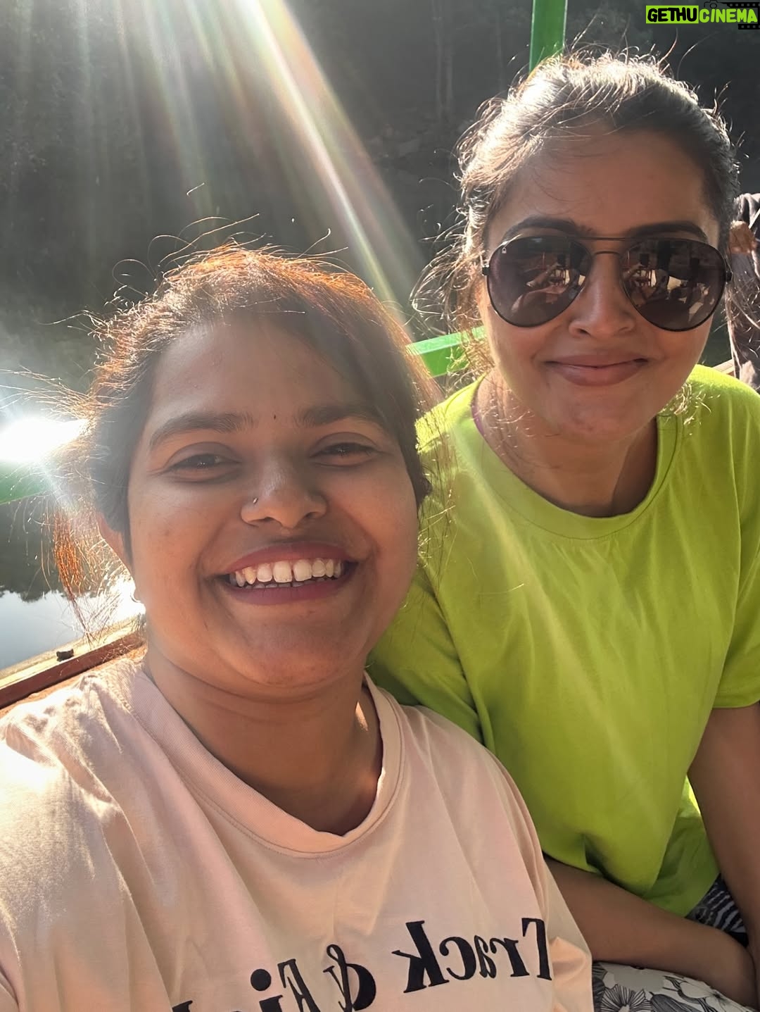 Surabhi Hande - 2.8K Likes - महाराष्ट्रातील सातारा जिल्ह्यातील अशी गाव जिथे पोहोचण्यासाठी बोटीने प्रवास करावा लागतो. हा भाग दुर्गम असला तरी माझ्यामते इथेच आयुष्याच सुख आहे. इथली माणसं खूपच सुंदर आहेत. सर्वांनी आम्हाला प्रेम दिलं, विचार दिले, त्यांची रोजच्या जीवनातील शाश्वत जीवनशैली शिकवली. 

January 2025 मधील पहिलाच प्रोजेक्ट अभिनेत्री सुरभी हांडेसोबत केला. Anushree Films प्रस्तुत “गाववाटा” ही Travel Series शूट करताना खूप धम्माल आली. संपूर्ण टीम खूपच मेहनती आणि छान होती. तुम्ही गाववाटा सीरीज अजूनही पाहिली नसेल तर आताच जाऊन बघा. आणि तुम्हाला ही सीरीज कशी वाटली हे कमेंट्स करून नक्की सांगा. 

Casting & PR Exclusively Managed by @foreverprofficial ♥️🧿

#latepost #surabhihande #foreverpr #gavvata #celebrity #pr