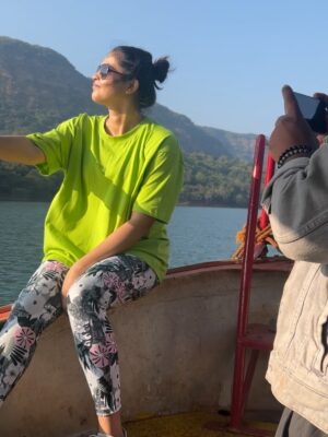 Surabhi Hande Instagram - महाराष्ट्रातील सातारा जिल्ह्यातील अशी गाव जिथे पोहोचण्यासाठी बोटीने प्रवास करावा लागतो. हा भाग दुर्गम असला तरी माझ्यामते इथेच आयुष्याच सुख आहे. इथली माणसं खूपच सुंदर आहेत. सर्वांनी आम्हाला प्रेम दिलं, विचार दिले, त्यांची रोजच्या जीवनातील शाश्वत जीवनशैली शिकवली. 

January 2025 मधील पहिलाच प्रोजेक्ट अभिनेत्री सुरभी हांडेसोबत केला. Anushree Films प्रस्तुत “गाववाटा” ही Travel Series शूट करताना खूप धम्माल आली. संपूर्ण टीम खूपच मेहनती आणि छान होती. तुम्ही गाववाटा सीरीज अजूनही पाहिली नसेल तर आताच जाऊन बघा. आणि तुम्हाला ही सीरीज कशी वाटली हे कमेंट्स करून नक्की सांगा. 

Casting & PR Exclusively Managed by @foreverprofficial ♥️🧿

#latepost #surabhihande #foreverpr #gavvata #celebrity #pr