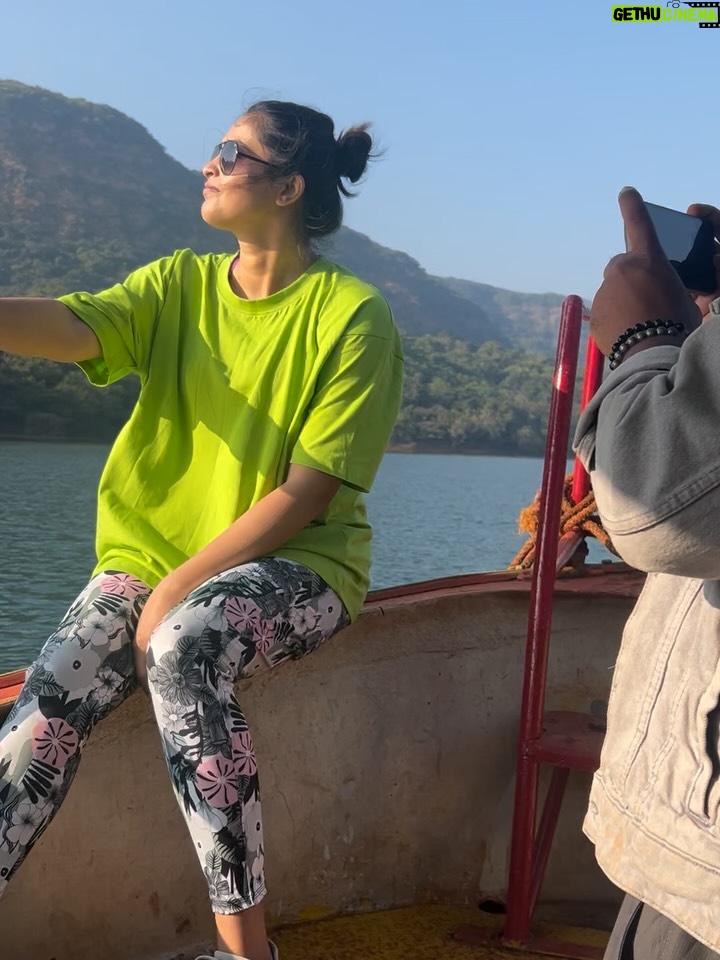 Surabhi Hande - 2.8K Likes - महाराष्ट्रातील सातारा जिल्ह्यातील अशी गाव जिथे पोहोचण्यासाठी बोटीने प्रवास करावा लागतो. हा भाग दुर्गम असला तरी माझ्यामते इथेच आयुष्याच सुख आहे. इथली माणसं खूपच सुंदर आहेत. सर्वांनी आम्हाला प्रेम दिलं, विचार दिले, त्यांची रोजच्या जीवनातील शाश्वत जीवनशैली शिकवली. 

January 2025 मधील पहिलाच प्रोजेक्ट अभिनेत्री सुरभी हांडेसोबत केला. Anushree Films प्रस्तुत “गाववाटा” ही Travel Series शूट करताना खूप धम्माल आली. संपूर्ण टीम खूपच मेहनती आणि छान होती. तुम्ही गाववाटा सीरीज अजूनही पाहिली नसेल तर आताच जाऊन बघा. आणि तुम्हाला ही सीरीज कशी वाटली हे कमेंट्स करून नक्की सांगा. 

Casting & PR Exclusively Managed by @foreverprofficial ♥️🧿

#latepost #surabhihande #foreverpr #gavvata #celebrity #pr