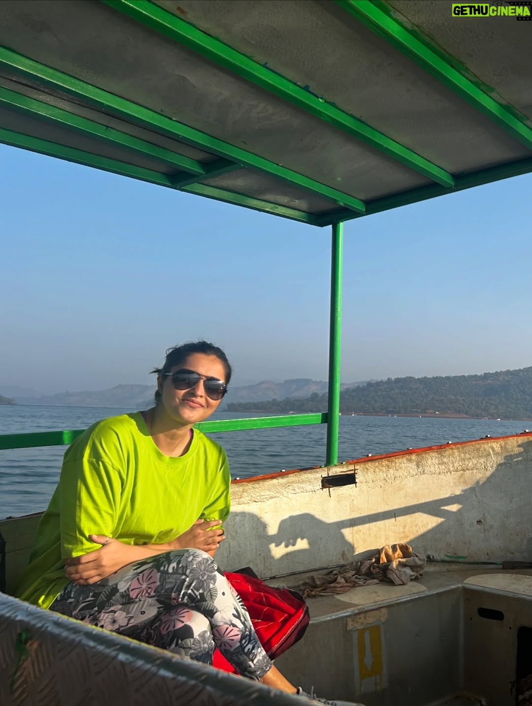 Surabhi Hande - 2.8K Likes - महाराष्ट्रातील सातारा जिल्ह्यातील अशी गाव जिथे पोहोचण्यासाठी बोटीने प्रवास करावा लागतो. हा भाग दुर्गम असला तरी माझ्यामते इथेच आयुष्याच सुख आहे. इथली माणसं खूपच सुंदर आहेत. सर्वांनी आम्हाला प्रेम दिलं, विचार दिले, त्यांची रोजच्या जीवनातील शाश्वत जीवनशैली शिकवली. 

January 2025 मधील पहिलाच प्रोजेक्ट अभिनेत्री सुरभी हांडेसोबत केला. Anushree Films प्रस्तुत “गाववाटा” ही Travel Series शूट करताना खूप धम्माल आली. संपूर्ण टीम खूपच मेहनती आणि छान होती. तुम्ही गाववाटा सीरीज अजूनही पाहिली नसेल तर आताच जाऊन बघा. आणि तुम्हाला ही सीरीज कशी वाटली हे कमेंट्स करून नक्की सांगा. 

Casting & PR Exclusively Managed by @foreverprofficial ♥️🧿

#latepost #surabhihande #foreverpr #gavvata #celebrity #pr