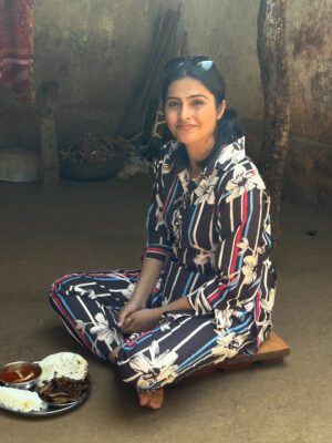 Surabhi Hande Instagram - महाराष्ट्रातील सातारा जिल्ह्यातील अशी गाव जिथे पोहोचण्यासाठी बोटीने प्रवास करावा लागतो. हा भाग दुर्गम असला तरी माझ्यामते इथेच आयुष्याच सुख आहे. इथली माणसं खूपच सुंदर आहेत. सर्वांनी आम्हाला प्रेम दिलं, विचार दिले, त्यांची रोजच्या जीवनातील शाश्वत जीवनशैली शिकवली. 

January 2025 मधील पहिलाच प्रोजेक्ट अभिनेत्री सुरभी हांडेसोबत केला. Anushree Films प्रस्तुत “गाववाटा” ही Travel Series शूट करताना खूप धम्माल आली. संपूर्ण टीम खूपच मेहनती आणि छान होती. तुम्ही गाववाटा सीरीज अजूनही पाहिली नसेल तर आताच जाऊन बघा. आणि तुम्हाला ही सीरीज कशी वाटली हे कमेंट्स करून नक्की सांगा. 

Casting & PR Exclusively Managed by @foreverprofficial ♥️🧿

#latepost #surabhihande #foreverpr #gavvata #celebrity #pr