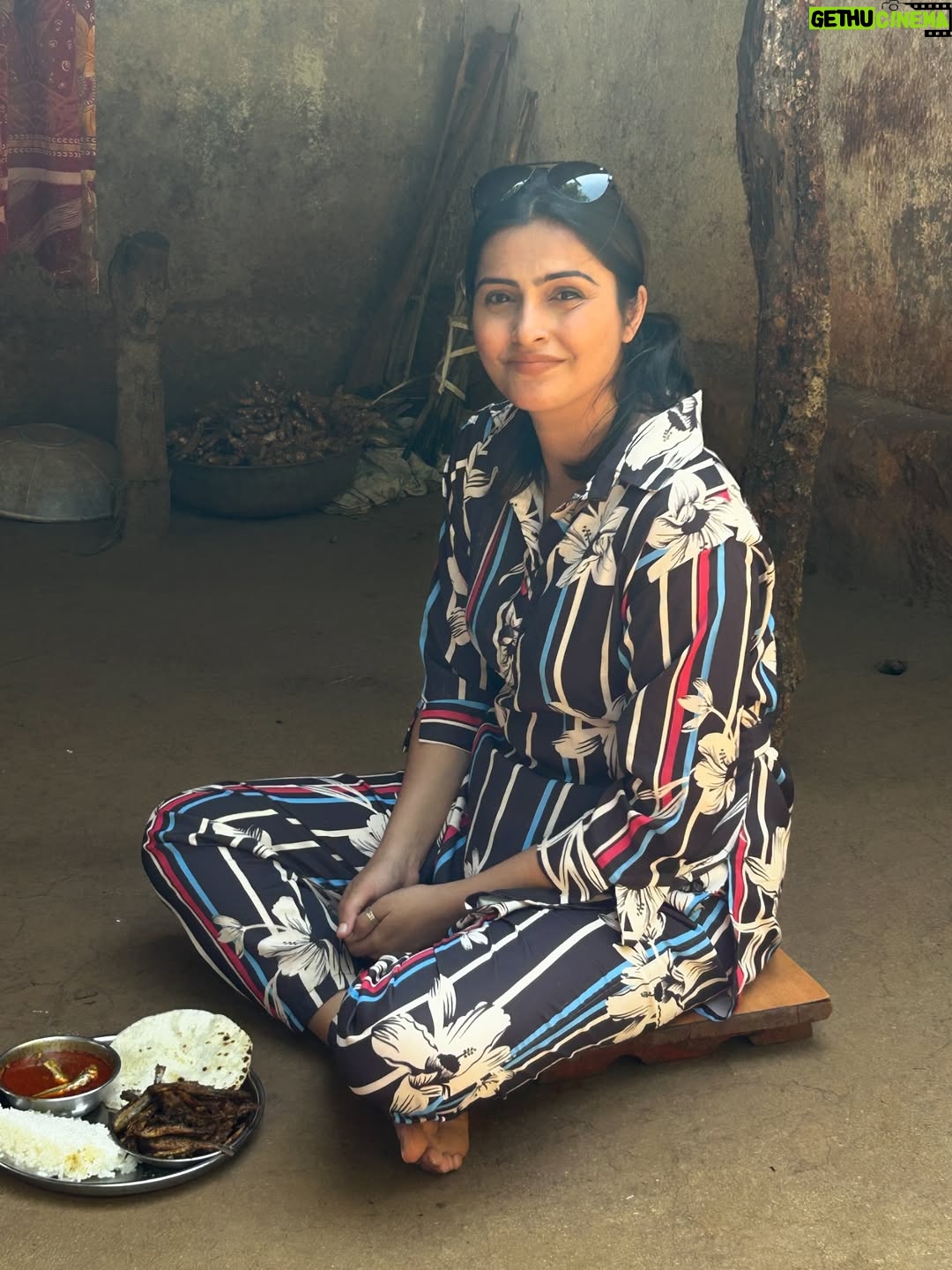 Surabhi Hande - 2.8K Likes - महाराष्ट्रातील सातारा जिल्ह्यातील अशी गाव जिथे पोहोचण्यासाठी बोटीने प्रवास करावा लागतो. हा भाग दुर्गम असला तरी माझ्यामते इथेच आयुष्याच सुख आहे. इथली माणसं खूपच सुंदर आहेत. सर्वांनी आम्हाला प्रेम दिलं, विचार दिले, त्यांची रोजच्या जीवनातील शाश्वत जीवनशैली शिकवली. 

January 2025 मधील पहिलाच प्रोजेक्ट अभिनेत्री सुरभी हांडेसोबत केला. Anushree Films प्रस्तुत “गाववाटा” ही Travel Series शूट करताना खूप धम्माल आली. संपूर्ण टीम खूपच मेहनती आणि छान होती. तुम्ही गाववाटा सीरीज अजूनही पाहिली नसेल तर आताच जाऊन बघा. आणि तुम्हाला ही सीरीज कशी वाटली हे कमेंट्स करून नक्की सांगा. 

Casting & PR Exclusively Managed by @foreverprofficial ♥️🧿

#latepost #surabhihande #foreverpr #gavvata #celebrity #pr