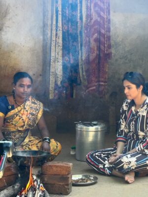 Surabhi Hande Instagram - महाराष्ट्रातील सातारा जिल्ह्यातील अशी गाव जिथे पोहोचण्यासाठी बोटीने प्रवास करावा लागतो. हा भाग दुर्गम असला तरी माझ्यामते इथेच आयुष्याच सुख आहे. इथली माणसं खूपच सुंदर आहेत. सर्वांनी आम्हाला प्रेम दिलं, विचार दिले, त्यांची रोजच्या जीवनातील शाश्वत जीवनशैली शिकवली. 

January 2025 मधील पहिलाच प्रोजेक्ट अभिनेत्री सुरभी हांडेसोबत केला. Anushree Films प्रस्तुत “गाववाटा” ही Travel Series शूट करताना खूप धम्माल आली. संपूर्ण टीम खूपच मेहनती आणि छान होती. तुम्ही गाववाटा सीरीज अजूनही पाहिली नसेल तर आताच जाऊन बघा. आणि तुम्हाला ही सीरीज कशी वाटली हे कमेंट्स करून नक्की सांगा. 

Casting & PR Exclusively Managed by @foreverprofficial ♥️🧿

#latepost #surabhihande #foreverpr #gavvata #celebrity #pr