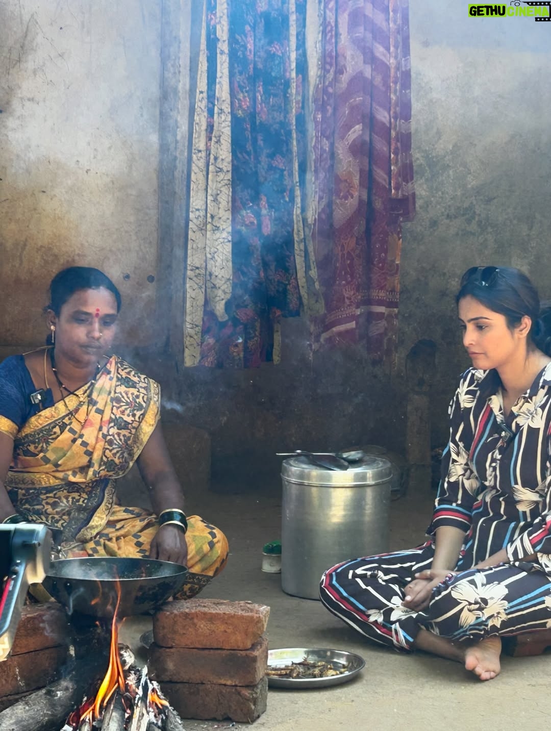 Surabhi Hande - 2.8K Likes - महाराष्ट्रातील सातारा जिल्ह्यातील अशी गाव जिथे पोहोचण्यासाठी बोटीने प्रवास करावा लागतो. हा भाग दुर्गम असला तरी माझ्यामते इथेच आयुष्याच सुख आहे. इथली माणसं खूपच सुंदर आहेत. सर्वांनी आम्हाला प्रेम दिलं, विचार दिले, त्यांची रोजच्या जीवनातील शाश्वत जीवनशैली शिकवली. 

January 2025 मधील पहिलाच प्रोजेक्ट अभिनेत्री सुरभी हांडेसोबत केला. Anushree Films प्रस्तुत “गाववाटा” ही Travel Series शूट करताना खूप धम्माल आली. संपूर्ण टीम खूपच मेहनती आणि छान होती. तुम्ही गाववाटा सीरीज अजूनही पाहिली नसेल तर आताच जाऊन बघा. आणि तुम्हाला ही सीरीज कशी वाटली हे कमेंट्स करून नक्की सांगा. 

Casting & PR Exclusively Managed by @foreverprofficial ♥️🧿

#latepost #surabhihande #foreverpr #gavvata #celebrity #pr