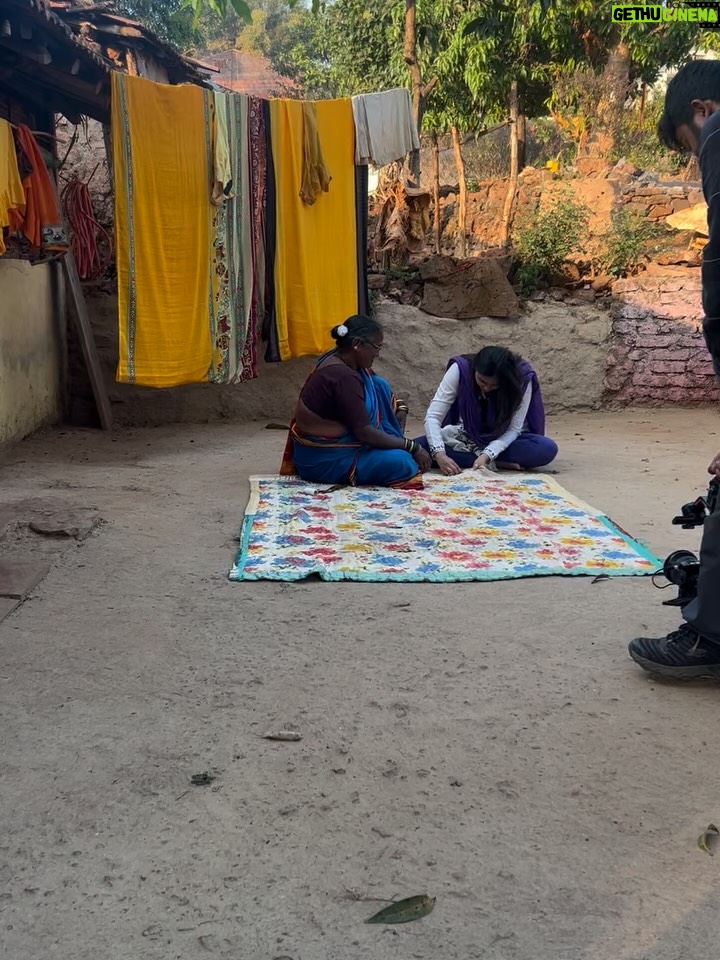 Surabhi Hande - 2.8K Likes - महाराष्ट्रातील सातारा जिल्ह्यातील अशी गाव जिथे पोहोचण्यासाठी बोटीने प्रवास करावा लागतो. हा भाग दुर्गम असला तरी माझ्यामते इथेच आयुष्याच सुख आहे. इथली माणसं खूपच सुंदर आहेत. सर्वांनी आम्हाला प्रेम दिलं, विचार दिले, त्यांची रोजच्या जीवनातील शाश्वत जीवनशैली शिकवली. 

January 2025 मधील पहिलाच प्रोजेक्ट अभिनेत्री सुरभी हांडेसोबत केला. Anushree Films प्रस्तुत “गाववाटा” ही Travel Series शूट करताना खूप धम्माल आली. संपूर्ण टीम खूपच मेहनती आणि छान होती. तुम्ही गाववाटा सीरीज अजूनही पाहिली नसेल तर आताच जाऊन बघा. आणि तुम्हाला ही सीरीज कशी वाटली हे कमेंट्स करून नक्की सांगा. 

Casting & PR Exclusively Managed by @foreverprofficial ♥️🧿

#latepost #surabhihande #foreverpr #gavvata #celebrity #pr