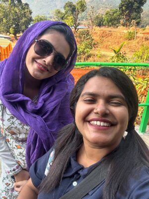 Surabhi Hande Instagram - महाराष्ट्रातील सातारा जिल्ह्यातील अशी गाव जिथे पोहोचण्यासाठी बोटीने प्रवास करावा लागतो. हा भाग दुर्गम असला तरी माझ्यामते इथेच आयुष्याच सुख आहे. इथली माणसं खूपच सुंदर आहेत. सर्वांनी आम्हाला प्रेम दिलं, विचार दिले, त्यांची रोजच्या जीवनातील शाश्वत जीवनशैली शिकवली. 

January 2025 मधील पहिलाच प्रोजेक्ट अभिनेत्री सुरभी हांडेसोबत केला. Anushree Films प्रस्तुत “गाववाटा” ही Travel Series शूट करताना खूप धम्माल आली. संपूर्ण टीम खूपच मेहनती आणि छान होती. तुम्ही गाववाटा सीरीज अजूनही पाहिली नसेल तर आताच जाऊन बघा. आणि तुम्हाला ही सीरीज कशी वाटली हे कमेंट्स करून नक्की सांगा. 

Casting & PR Exclusively Managed by @foreverprofficial ♥️🧿

#latepost #surabhihande #foreverpr #gavvata #celebrity #pr