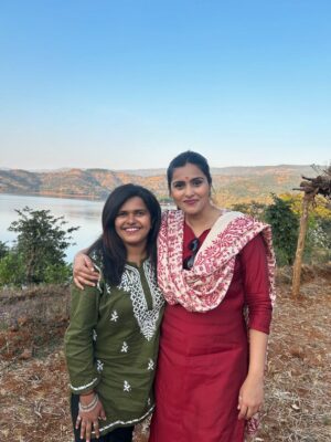 Surabhi Hande Instagram - महाराष्ट्रातील सातारा जिल्ह्यातील अशी गाव जिथे पोहोचण्यासाठी बोटीने प्रवास करावा लागतो. हा भाग दुर्गम असला तरी माझ्यामते इथेच आयुष्याच सुख आहे. इथली माणसं खूपच सुंदर आहेत. सर्वांनी आम्हाला प्रेम दिलं, विचार दिले, त्यांची रोजच्या जीवनातील शाश्वत जीवनशैली शिकवली. 

January 2025 मधील पहिलाच प्रोजेक्ट अभिनेत्री सुरभी हांडेसोबत केला. Anushree Films प्रस्तुत “गाववाटा” ही Travel Series शूट करताना खूप धम्माल आली. संपूर्ण टीम खूपच मेहनती आणि छान होती. तुम्ही गाववाटा सीरीज अजूनही पाहिली नसेल तर आताच जाऊन बघा. आणि तुम्हाला ही सीरीज कशी वाटली हे कमेंट्स करून नक्की सांगा. 

Casting & PR Exclusively Managed by @foreverprofficial ♥️🧿

#latepost #surabhihande #foreverpr #gavvata #celebrity #pr