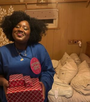 Susan Wokoma Instagram - Happy New Year from your favourite New Year’s Eve Baby 🎂 and her lecky blanket 🔌
Thank you for all your gorgeous kind messages 🫶🏿
Can’t hear the numbers ‘2025’ without throwing up unfortch (👎🏿) but the year did end with love so that’s nice ❤️
Pic 2 : @saneseven 📸
#31stDecemberGang ♑️
#2025PTSD 😑
#wasntthatHORRENDOUS 🙃
#byebitch 🖕🏿