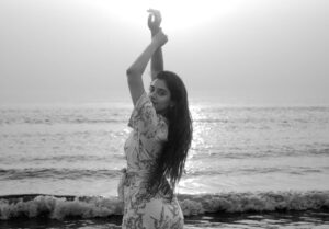 Sushmitha Bhat Instagram - A rendezvous with @priyadarshineeraj & the sea..
“….. as I wended the shores I know, I too, saw the endless rocking….”