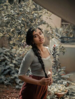 Sushmitha Bhat Instagram - With @irst_photography, through the deep dark valley of thoughts 🍂