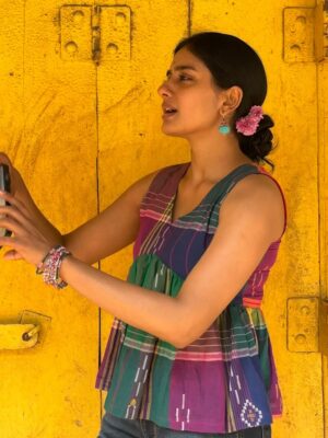 Sushmitha Bhat Instagram - @matkatusonline : For building a sustainable, clean, fashion that also lets you to be adventurous with style.
Here’s me casually sporting some of their best designs 🌸♥️
Earrings from @kanakathara_jewellery ✨