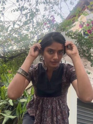 Sushmitha Bhat Instagram - @matkatusonline : For building a sustainable, clean, fashion that also lets you to be adventurous with style.
Here’s me casually sporting some of their best designs 🌸♥️
Earrings from @kanakathara_jewellery ✨