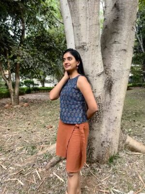 Sushmitha Bhat Instagram - @matkatusonline : For building a sustainable, clean, fashion that also lets you to be adventurous with style.
Here’s me casually sporting some of their best designs 🌸♥️
Earrings from @kanakathara_jewellery ✨