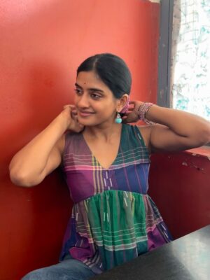 Sushmitha Bhat Instagram - @matkatusonline : For building a sustainable, clean, fashion that also lets you to be adventurous with style.
Here’s me casually sporting some of their best designs 🌸♥️
Earrings from @kanakathara_jewellery ✨