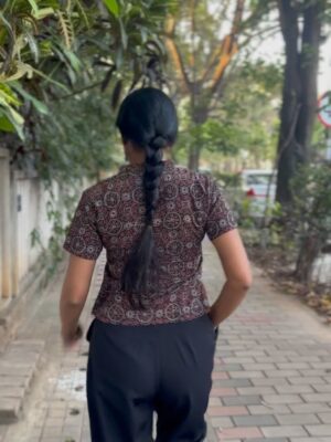 Sushmitha Bhat Instagram - @matkatusonline : For building a sustainable, clean, fashion that also lets you to be adventurous with style.
Here’s me casually sporting some of their best designs 🌸♥️
Earrings from @kanakathara_jewellery ✨