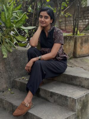 Sushmitha Bhat Instagram - @matkatusonline : For building a sustainable, clean, fashion that also lets you to be adventurous with style.
Here’s me casually sporting some of their best designs 🌸♥️
Earrings from @kanakathara_jewellery ✨