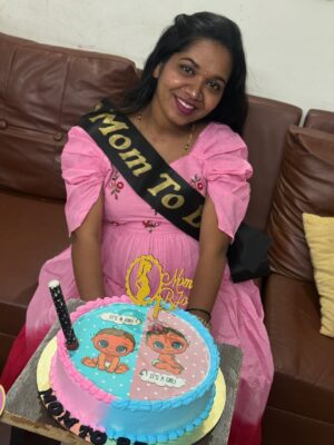 Sushmitha Sheshagiri Instagram - ಅತ್ತೆ to be ❤️✨🧿 
.
Customised cake by @cakestories_official 🙌🏻