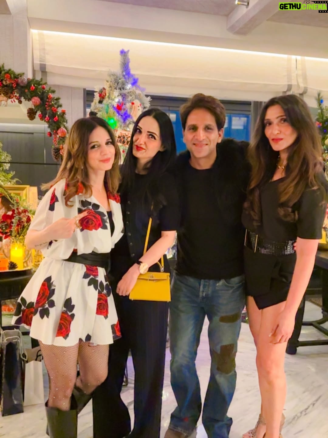 Sussanne Khan - 15.5K Likes - This was ‘Zmiss’ for us this Xmas… Mummsy our Angel mum..you are in our hearts every second n we will celebrate your soul ans your spirit within us..love you miss you insanely 🎄🎄🎄🎄🎄🎄♥️♥️♥️☃️☃️☃️☃️🤍🤍🤍🥹