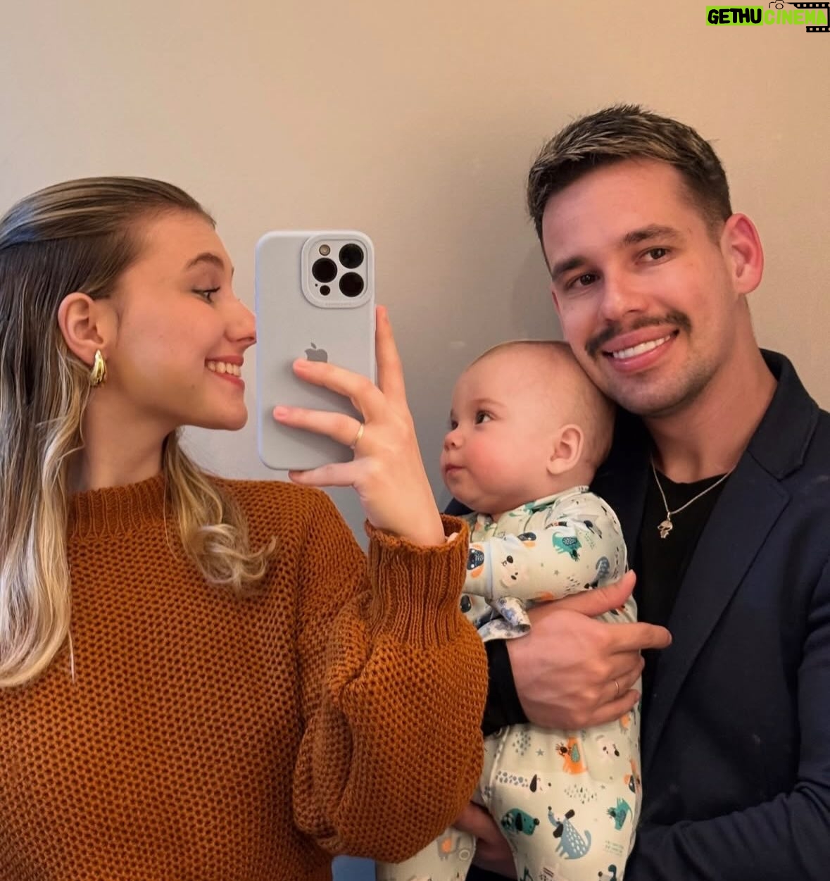 Suzana Alves - 29.5K Likes - Pouca gente pontuou isso, mas foi exatamente isso que me fez seguir a Isabel lá atrás, quando ela ainda era solteira:
a luz de Jesus nela brilhava diferente.

“Assim resplandeça a vossa luz diante dos homens.” (Mateus 5:16)

Quem não conhece de verdade os frutos do Espírito costuma dar outros nomes:
“carismática”, “tem uma energia boa”, “um sorriso bonito”…
Mas não era isso.
Isabel servia um Salvador real.

“Mas o fruto do Espírito é amor, alegria, paz, longanimidade, benignidade, bondade, fidelidade.” (Gálatas 5:22)

Ela carregou sua cruz de verdade.
Descobriu o segredo do Evangelho: suportar os abutres com paciência, sabedoria e fidelidade.
Esperou em Cristo no melhor lugar.
E ensinou, sem precisar explicar, que é possível ter alegria no meio do deserto.

“Se alguém quer vir após mim, negue-se a si mesmo, tome a sua cruz e siga-me.” (Lucas 9:23)

“Porque para mim, o viver é Cristo, e o morrer é lucro.” (Filipenses 1:21)

Foi justamente por viver em Cristo que foi perseguida, difamada, desacreditada — como todo discípulo verdadeiro.
Duvidaram da sua dor, da sua doença, da sua história…
Porque a beleza e a alegria dela confundiam quem só enxerga com os olhos naturais.

“Bem-aventurados sois quando, por minha causa, vos injuriarem e perseguirem.” (Mateus 5:11)

O Evangelho de Cristo continua confundindo os “inteligentes”.
Mas quem é sábio reconhece de onde vinha aquele brilho em meio à dor.

“Porque a palavra da cruz é loucura para os que perecem, mas para nós, que somos salvos, é o poder de Deus.” (1 Coríntios 1:18)

Cristo é a única fonte de Vida.
Não permaneça na plateia com os fariseus e hipócritas.
Ainda há tempo.
Hoje.
Aí mesmo no seu quarto.
De joelhos, com o coração rendido.

“Eis que estou à porta e bato; se alguém ouvir a minha voz e abrir a porta, entrarei em sua casa, cearei com ele, e ele comigo.”
(Apocalipse 3:20)

A Isabel brilhou a luz de Jesus até o fim.
E continuará ensinando muitos — inclusive a mim.

✨✝️