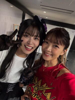 Suzuko Mimori Instagram - アニサマ1日目に出会った方々🌻

🌻あいあい
ただいまあいあい！後日一緒にご飯もしました！
あいあいが2時間半ずーーーっと喋ってた🤣

🌻Motsuさん
NYCトークで盛り上がりました🗽
共通の話題嬉しいです♪

🌻さいとーぴー
今年もありがとうございます！
そして、アニサマP引退🥲
さいとーぴーと歩んできた私のアニサマの歴史。
音楽を愛する気持ち、今年も溢れまくってました！

🌻Kiinaさん
20年ほど前バッグダンサーをさせていただいた経験があり、またこうして再会させてもらえたことが嬉しかったです✨
歌声に圧倒されました！

🌻芹澤優ちゃん
いつも変わらず可愛い私のアイドル🩷
いつも通りの配置で撮ってます📸私が奥、優ちゃん手前🤣

🌻i⭐︎Ris ちゃん
私の前に歌ってて、一緒に口ずさみながら待機してました🙌🏻
かっこ可愛いプロアイドル健在で、最高でした😍

#anisama #アニサマ2025 #アニサマ
#mimorisuzuko