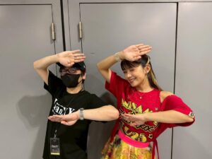 Suzuko Mimori Instagram - アニサマ1日目に出会った方々🌻

🌻あいあい
ただいまあいあい！後日一緒にご飯もしました！
あいあいが2時間半ずーーーっと喋ってた🤣

🌻Motsuさん
NYCトークで盛り上がりました🗽
共通の話題嬉しいです♪

🌻さいとーぴー
今年もありがとうございます！
そして、アニサマP引退🥲
さいとーぴーと歩んできた私のアニサマの歴史。
音楽を愛する気持ち、今年も溢れまくってました！

🌻Kiinaさん
20年ほど前バッグダンサーをさせていただいた経験があり、またこうして再会させてもらえたことが嬉しかったです✨
歌声に圧倒されました！

🌻芹澤優ちゃん
いつも変わらず可愛い私のアイドル🩷
いつも通りの配置で撮ってます📸私が奥、優ちゃん手前🤣

🌻i⭐︎Ris ちゃん
私の前に歌ってて、一緒に口ずさみながら待機してました🙌🏻
かっこ可愛いプロアイドル健在で、最高でした😍

#anisama #アニサマ2025 #アニサマ
#mimorisuzuko